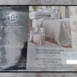 Queen Size Reversible Matelassé Jacquard Bedspread